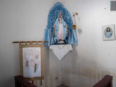 ... e, sulla sinistra, la statua della Madonna. �� la �nostra� Madonna � rivendica Nicola Bonasia -, quella che abbiamo sempre portato in processione qui a Santo Spiriticchio�